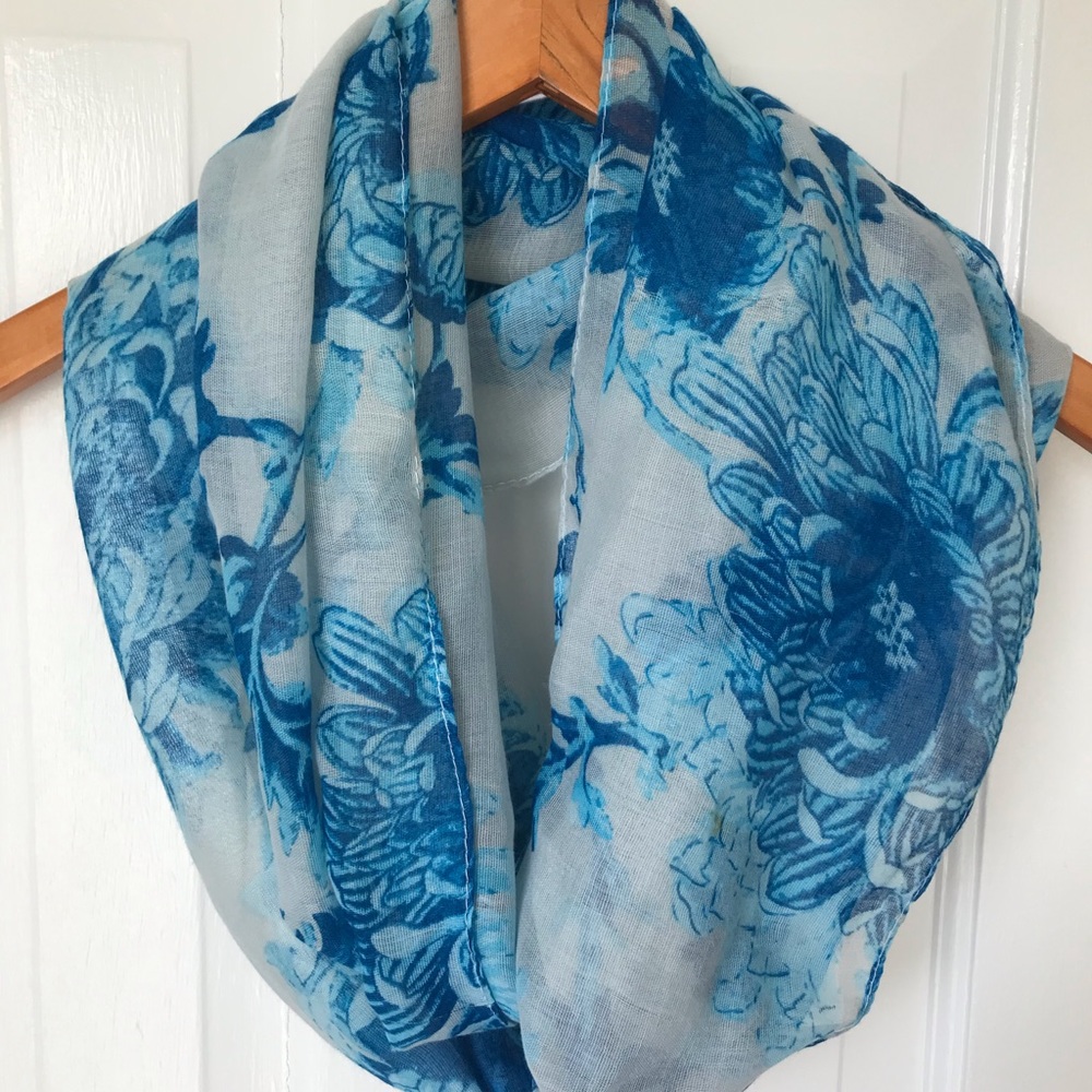 Lightweight infinity scarf - Picture 2 of 2
